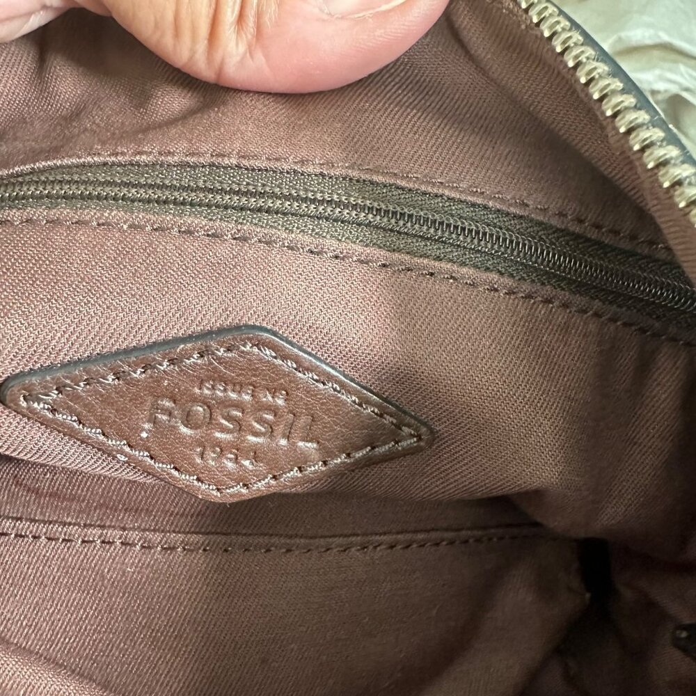 Fossil Brown Leather Crossbody Bag With Front Zip Pocket & Adjustable Strap - Picture 3 of 12